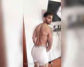 Facundo Antunes aka facundoantunes1 - 05-25-2023 OnlyFans Video - Que calzoncillo me pongo  Ayúdenme a elegir qué calzoncillo me pongo para un trío con