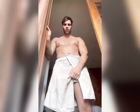 Facundo Antunes aka facundoantunes1 - 05-16-2024 OnlyFans Video - Buenos días, tarde, noche para mis putitos tienen ganas de saborear mi gran verga y mi