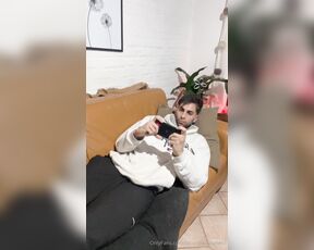 Facundo Antunes aka facundoantunes1 - 07-07-2024 OnlyFans Video - Me masturbo viendo porno  que rico como me calienta imaginarme que estoy en un trío