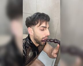 Facundo Antunes aka facundoantunes1 - 07-03-2024 OnlyFans Video - Oficial de policía  chupa dildo en el baño mientras está en su descanso  Me