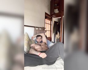 Facundo Antunes aka facundoantunes1 - 08-14-2024 OnlyFans Video - Qué frío que hace no  Queres que vaya este OSO peludo para que te caliente