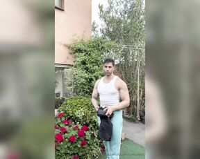 Facundo Antunes aka facundoantunes1 - 10-17-2024 OnlyFans Video - Cómo bien macho en el jardín  llenándome de aceite para marcar mis músculos y estar