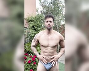 Facundo Antunes aka facundoantunes1 - 10-17-2024 OnlyFans Video - Cómo bien macho en el jardín  llenándome de aceite para marcar mis músculos y estar