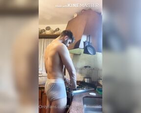 Facundo Antunes aka facundoantunes1 - 08-27-2020 OnlyFans Video - Que lindo es cocinar con estos días me ponen muy ardiente tan así que tengo que