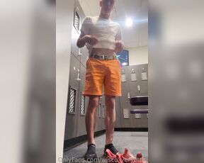 Marcus Roeder aka wisco_versbttm - 06-05-2023 OnlyFans Video - changing at the gym while locked like a good little fg