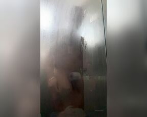 EduardoKV aka kv_eduardo - 12-05-2020 OnlyFans Video - Entras a la casa, y notas que alguien está en el baño y te asomas, ves