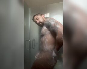 EduardoKV aka kv_eduardo - 12-05-2020 OnlyFans Video - Entras a la casa, y notas que alguien está en el baño y te asomas, ves