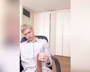 Biggest OnlyFans Twink aka biggesttwinkof - 10-08-2022 OnlyFans Video - Who wants my cum from this huge dick