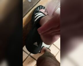 MASTER LUCCA aka masterlucca - 02-20-2021 OnlyFans Video - LOCKER ROOM CUM Quick JO and cum all over my hairy legs and feet