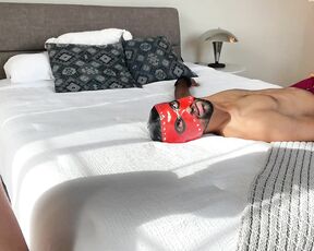 MASTER LUCCA aka masterlucca - 07-12-2023 OnlyFans Video - Sexy surfer otter gets at my converse and sweaty socks