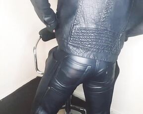 Muscle Leather aka muscleleather - 11-07-2020 OnlyFans Video - Sniff and lick my leather ass