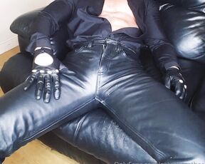 Muscle Leather aka muscleleather - 10-15-2020 OnlyFans Video - Having a hot wank on my leather couch in leather pants and leather gloves until