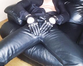 Muscle Leather aka muscleleather - 10-15-2020 OnlyFans Video - Having a hot wank on my leather couch in leather pants and leather gloves until