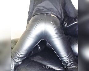 Muscle Leather aka muscleleather - 11-05-2020 OnlyFans Video - Love the sound of leather