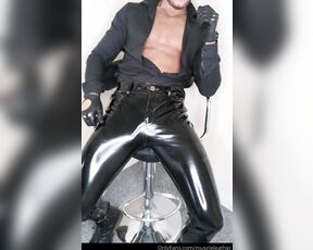 Muscle Leather aka muscleleather - 10-11-2023 OnlyFans Video - Long video of your Master in his skintight pvc