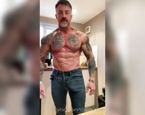 Ross Hurston aka ross-hurston - 11-19-2022 OnlyFans Video - Muscle flexing in jeans