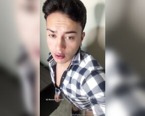 Richard Delgado aka richarddelgad0 - 01-10-2025 OnlyFans Video - Me dijo que quería jugar conmigo por videollamada, así que me dispuse a complacerlo desde la