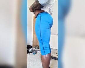 Amadeus aka massively_mode - 09-08-2021 OnlyFans Video - Legs day mean very tight legging