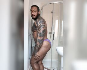 Amadeus aka massively_mode - 03-18-2023 OnlyFans Video - Posing for coach_ejwu