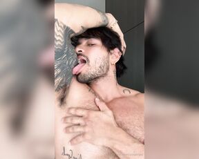 Alejo Ospina aka aospinad - 06-02-2024 OnlyFans Video - how do you like me kissing my biceps