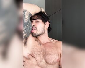 Alejo Ospina aka aospinad - 06-02-2024 OnlyFans Video - how do you like me kissing my biceps