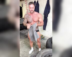 Andy Lee aka andyleexxx - 08-04-2023 OnlyFans Video - Im trying to convince my mechanic Darren to join Team Andy