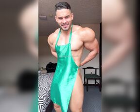 Alejandro Petit aka alejandropetitoficial - 03-02-2024 OnlyFans Video - Quien me ayuda amarrar el delantal  Who helps me tie the apron