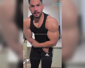 Alejandro Petit aka alejandropetitoficial - 11-08-2024 OnlyFans Video - Subiendo la temperatura