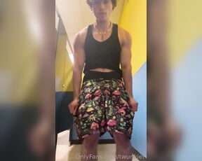 TwunkieRay aka twunkier - 10-27-2022 OnlyFans Video - I WAS SO NERVOUS IN THE PUBLIC BATHROOM  I WAGGLED MY DICK LIKE A HELICOPTER_vro4