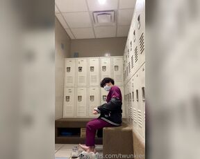 TwunkieRay aka twunkier - 11-02-2022 OnlyFans Video - TAKING OFF ALL MY CLOTHES IN THE HOSPITAL LOCKER