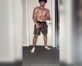 TwunkieRay aka twunkier - 05-11-2023 OnlyFans Video - I stripped in front of my roommate