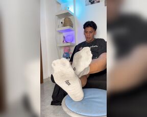 Matteo aka fillme_wfeet - 12-29-2024 OnlyFans Video - cleaning diegomattos2020 stinky feet