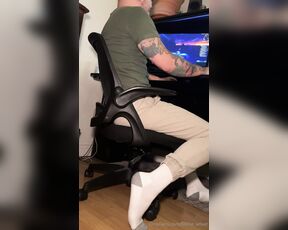 Matteo aka fillme_wfeet - 11-09-2024 OnlyFans Video - Taking care of his stinky feet while he plays videogames and ignores me swanpeace