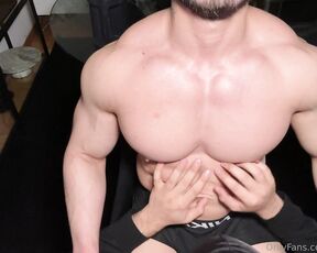 Jaylee6767 aka jaylee6767collection - 12-15-2022 OnlyFans Video - Sub worships my pecs with my hands behind head