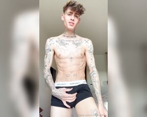 Lucas Hall aka lucashallfree OnlyFans - Might be too big for u ) imma post a new assplay these days for free