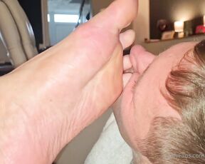 Footpigcrusher aka footpigcrusher OnlyFans - Watch him sniffing between my toes and licking my soles @Germanfeet95