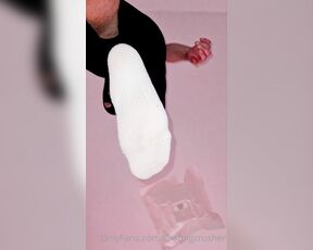 Footpigcrusher aka footpigcrusher OnlyFans - For macro lovers Soles from below Nike AF1, white Nike crew socks, naked feet)