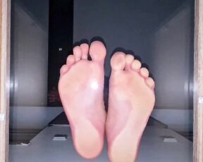 Footpigcrusher aka footpigcrusher OnlyFans - Underglass POV  stepping barefoot on the glass plate