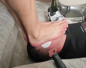 Footpigcrusher aka footpigcrusher OnlyFans - Barefoot foot smother, toe sniffing and foot licking @Germanfeet95