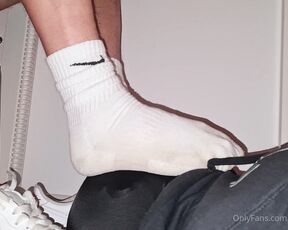 Footpigcrusher aka footpigcrusher OnlyFans - I couldnt eat my pizza as my socks smelt SO much