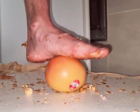 Footpigcrusher aka footpigcrusher OnlyFans - Crushing together 58  Bro smashes a grapefruit under his naked soles