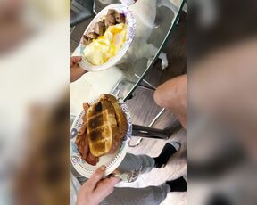 Str8_flexn222 aka str8_flexn87 - 01-03-2020 OnlyFans Video - Getting served breakfast who want the sausage